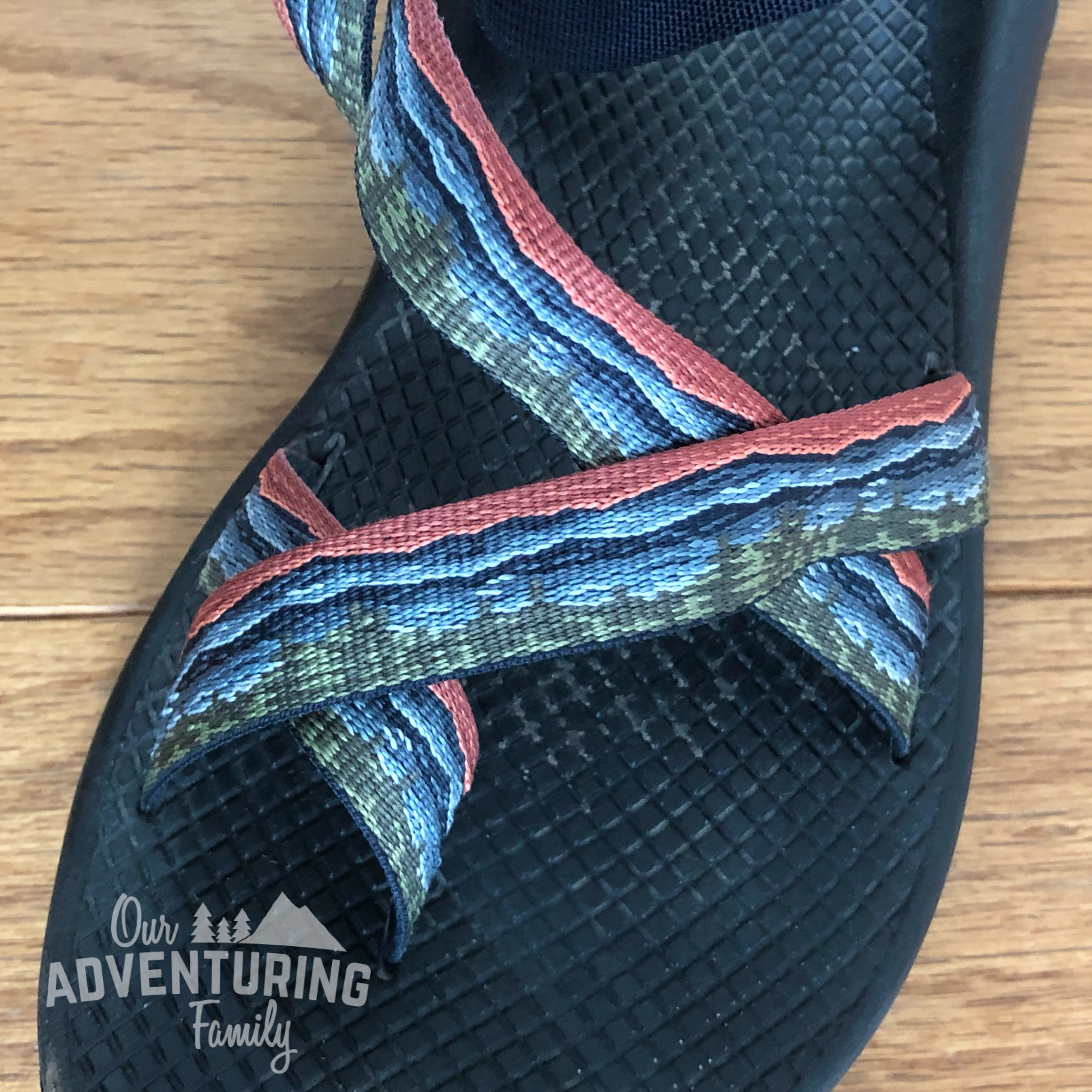Keens vs Chacos: which should you buy? They both have advantages and disadvantages, and here’s my experiences with both and what I’m currently wearing. Find out more at ouradventuringfamily.com. 